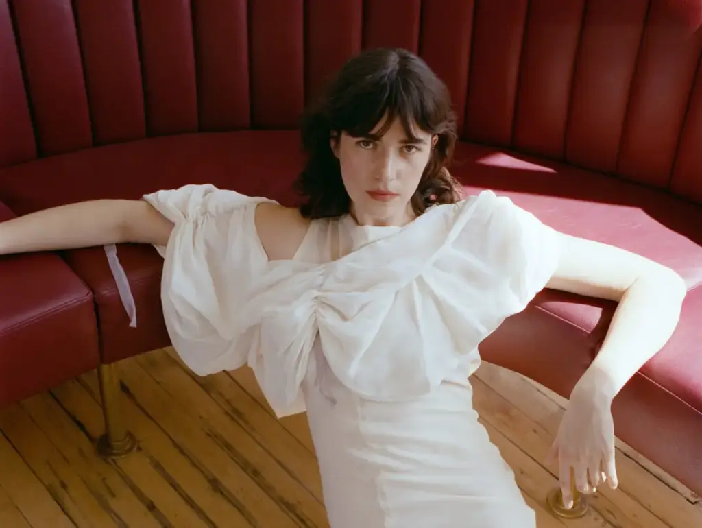The Art of the Intimate Chronicle: Le Ren and the Craft of Confessional Folk