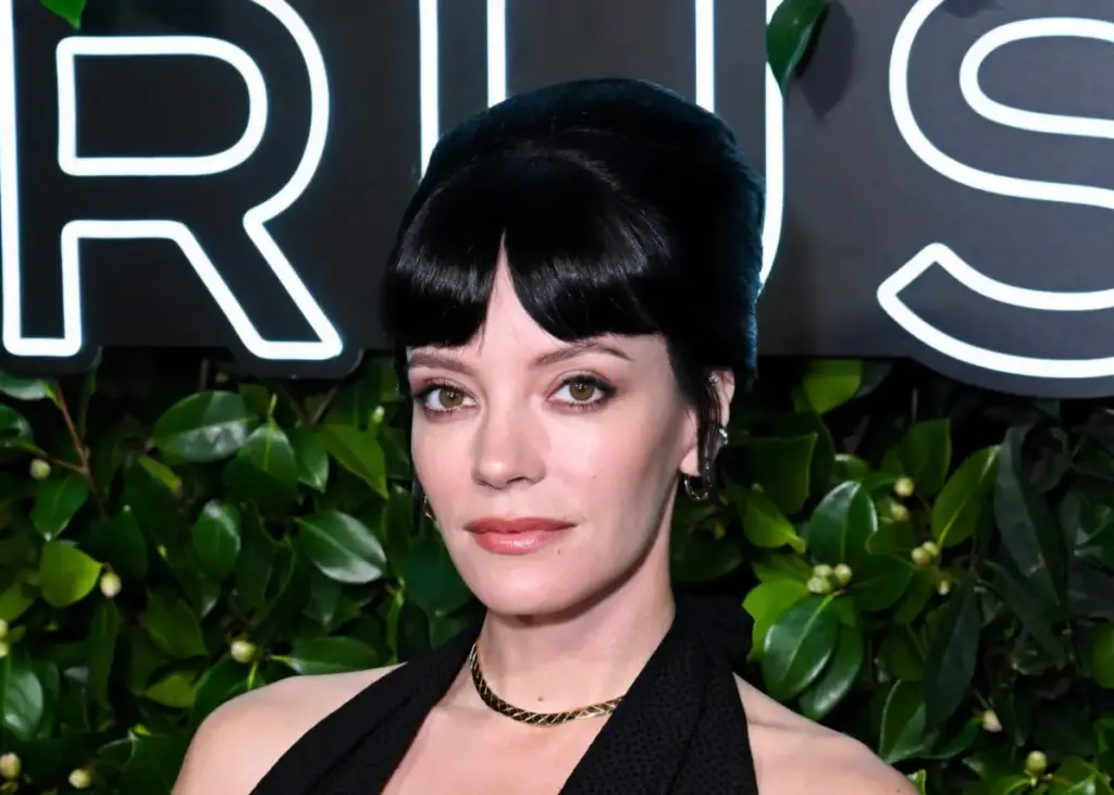 Lily Allen’s Auckland Comeback Halted: Sudden Illness Forces Last-Minute Cancellation of First New Zealand Show in Seven Years